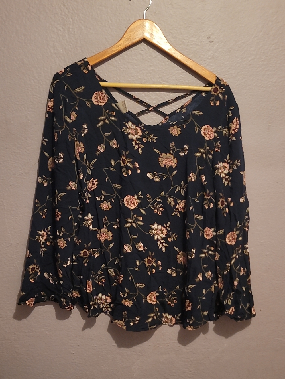 Faded Glory Navy Floral V-Neck Long Sleeve Blouse